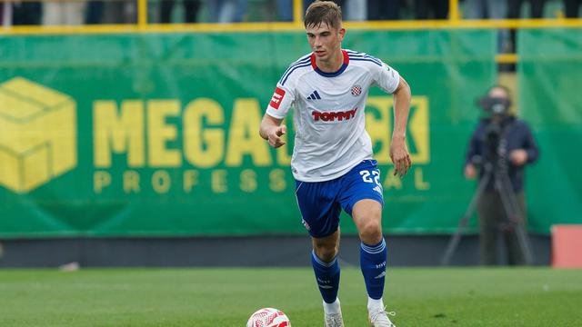 Real Madrid dan Barcelona sedang berburu Bek Muda Krosia yang punya tinggi 192 cm dan baru berusia 18 tahun