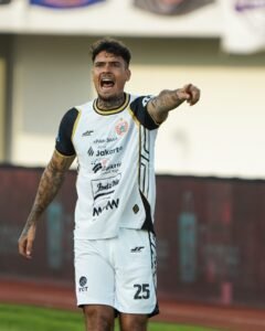 Cerita unik Shayne Pattynama : Debut di Persija tapi ke Stadion dengan Barracuda