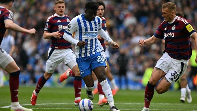 Carlos Baleba buka suara soal minat Manchester United yang belum juga usai